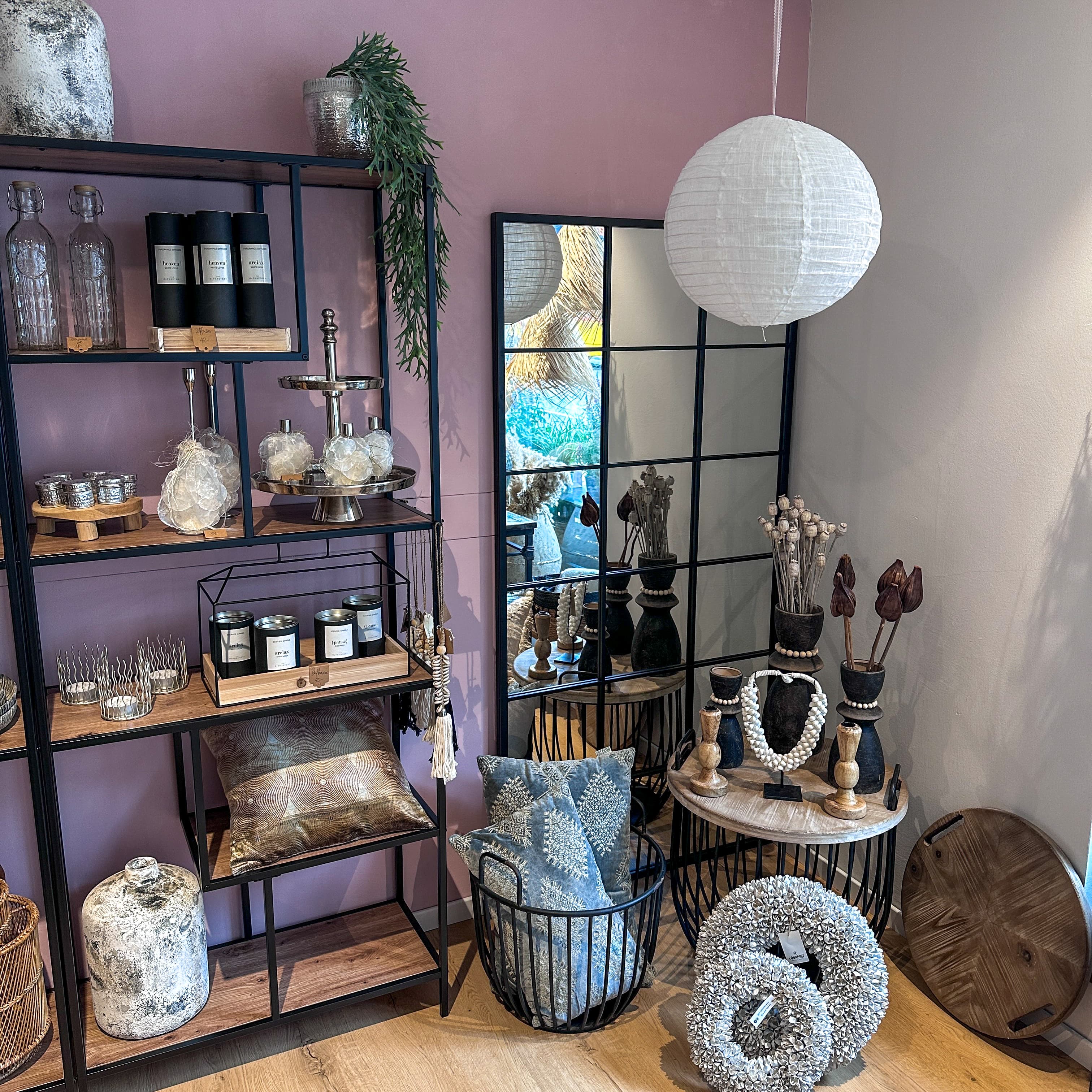 Wohnaccessoires, Vasen, Kissen und Lampion in einer Ecke von Strada 5