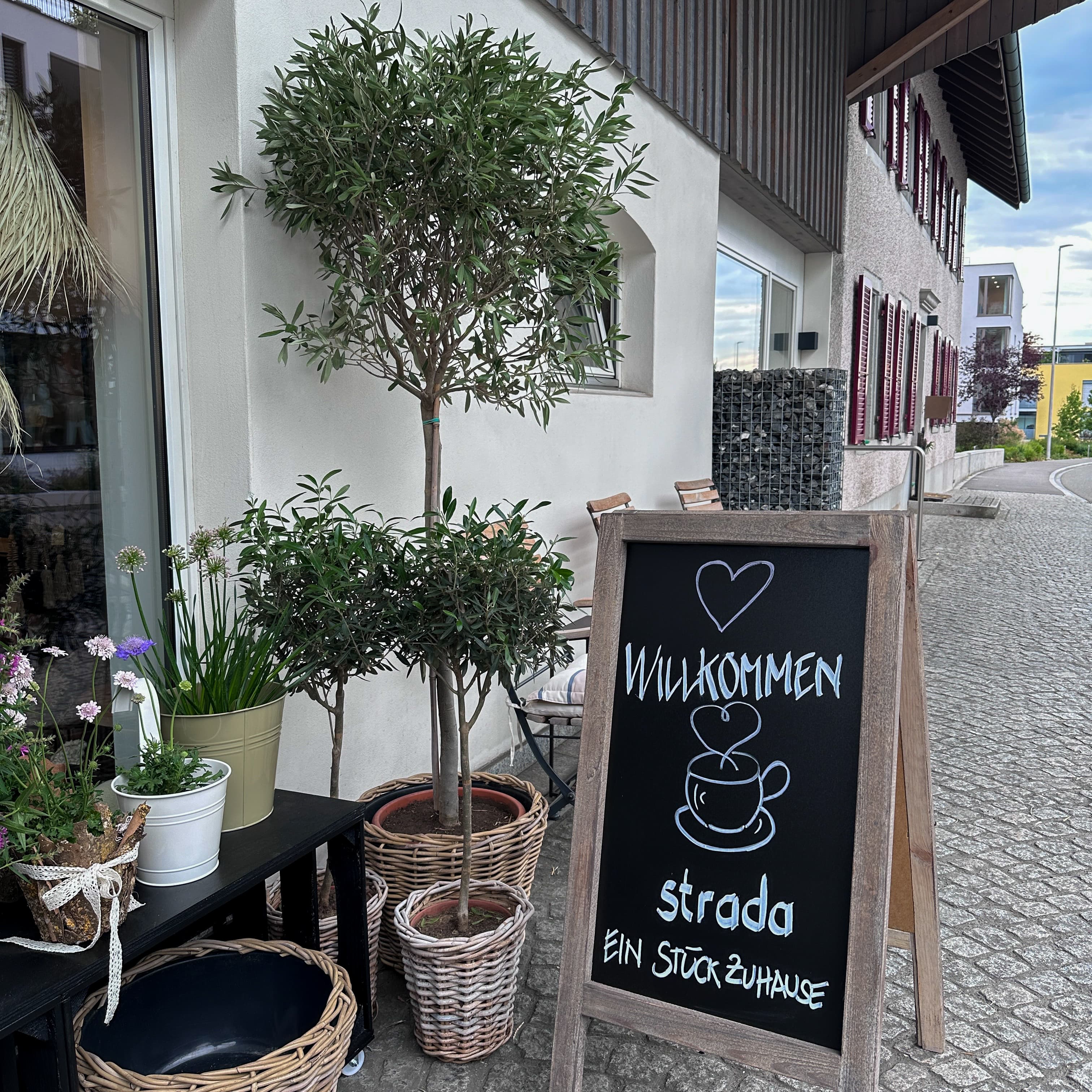 Willkommen-Schild vor dem Eingang von Strada 5